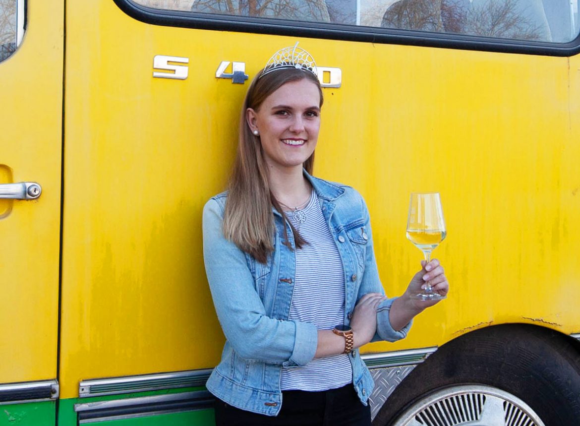 Die Präsentation von drei ausgewählten Kellerschätzen aus den teilnehmenden Winzerkellern übernimmt die amtierende Kaiserstuhl+Tuniberg-Weinprinzessin Lea Tritschler.